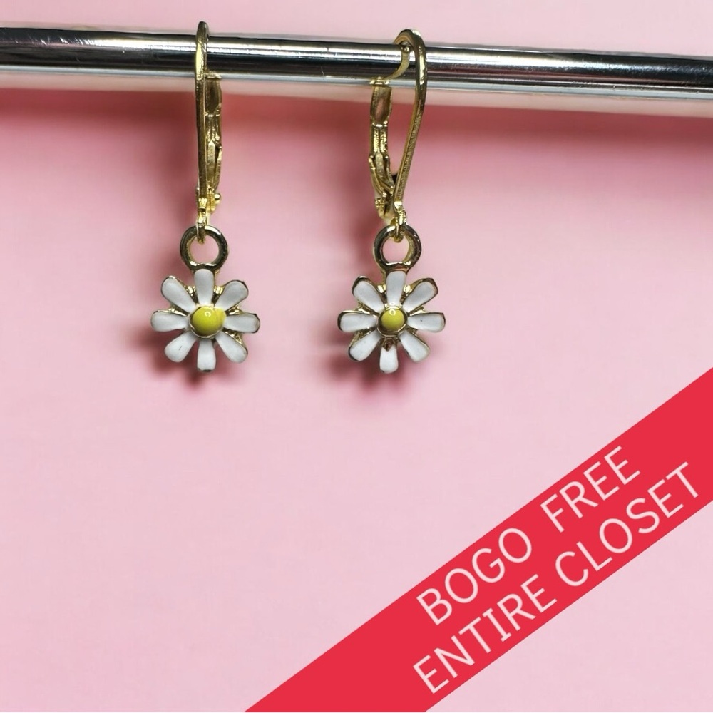 NWT Small Daisy Charm Earrings